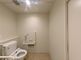 バリアフリー設計のトイレ空間