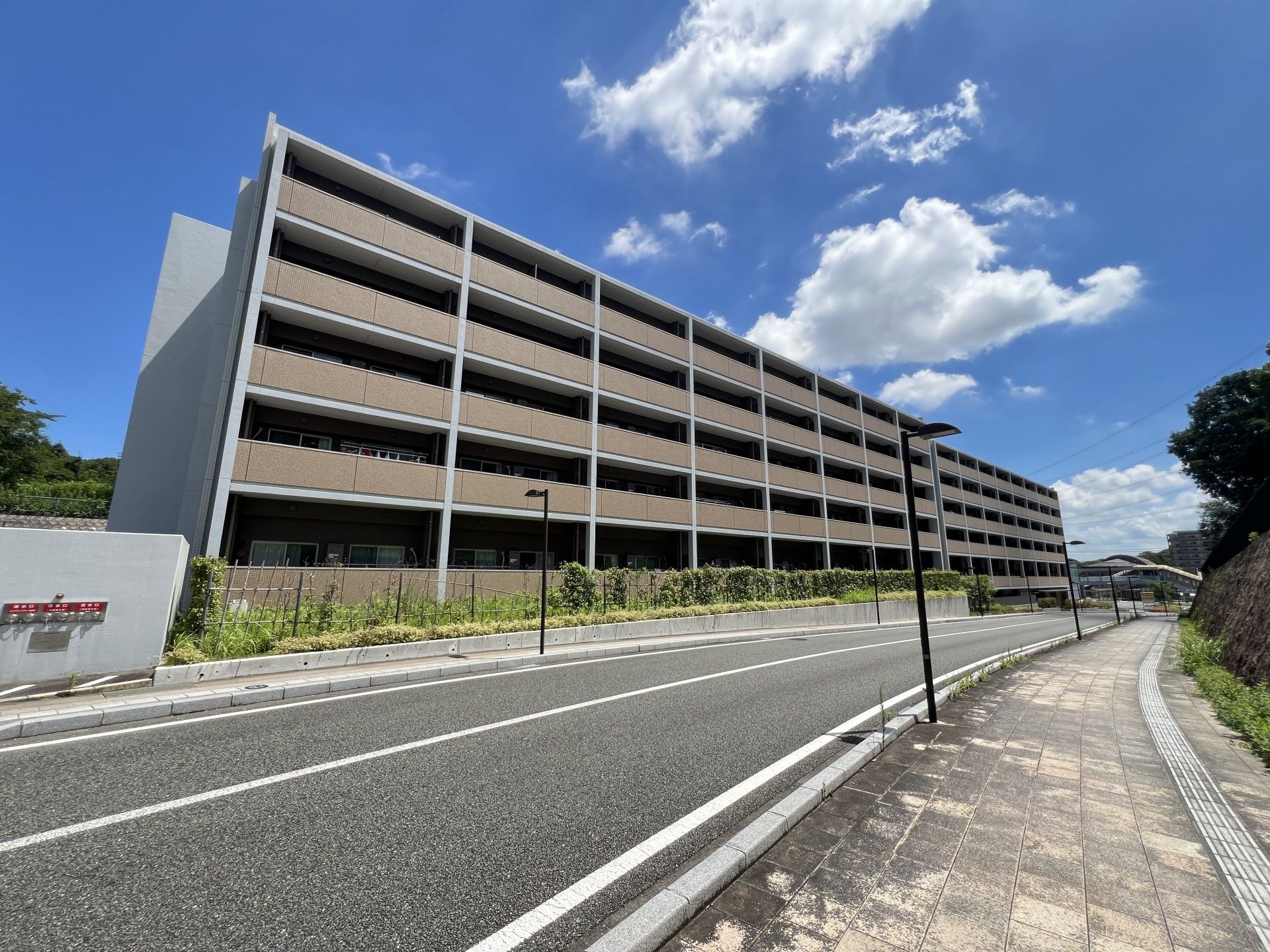 多階層の建物外観