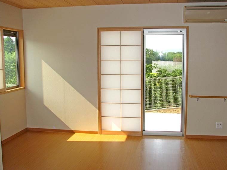日差しが差し込む和室