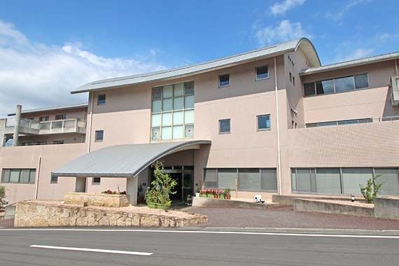 開放的な建物の外観
