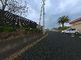 広々とした駐車場と周辺の風景