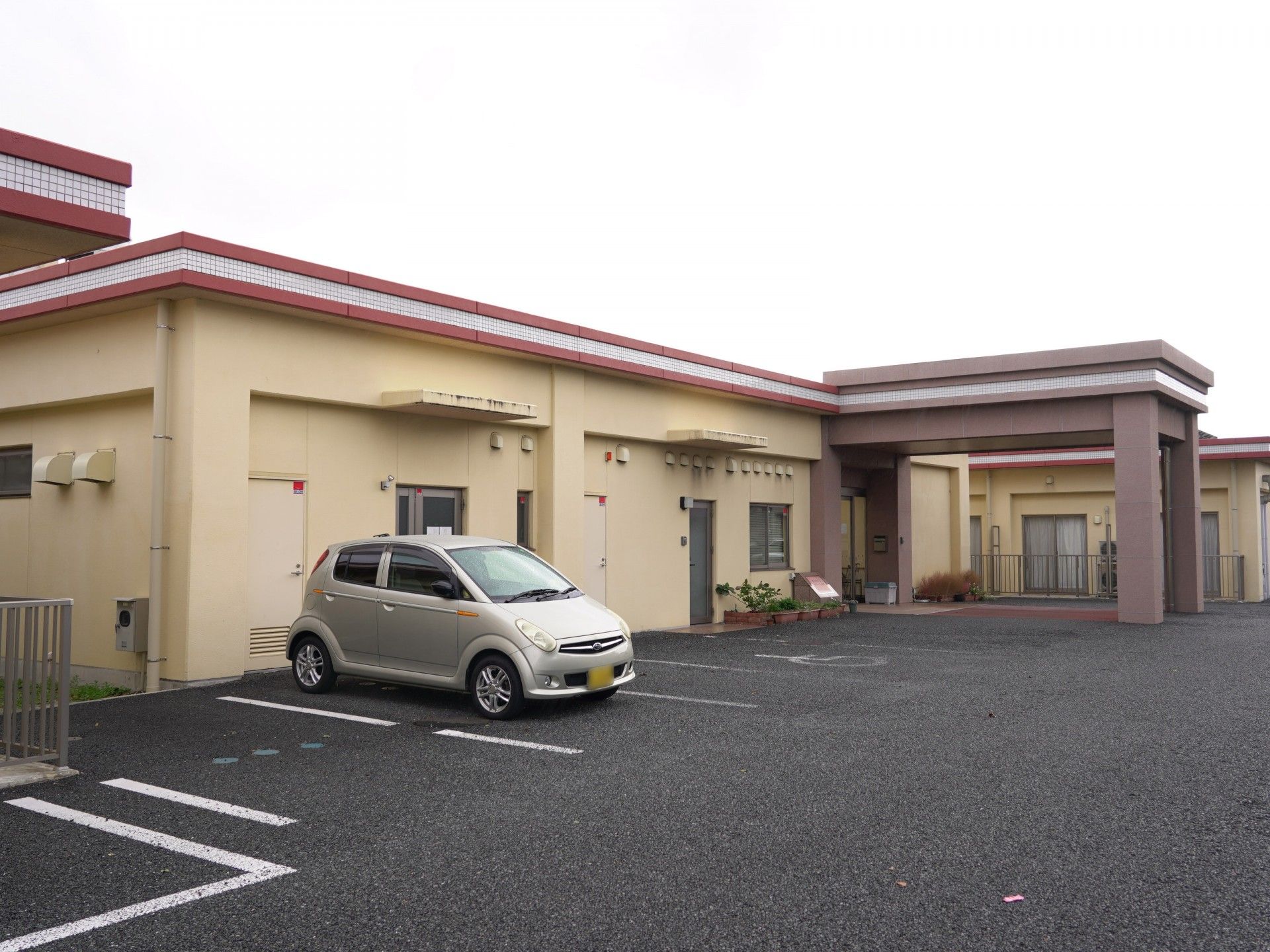 駐車場のある建物外観