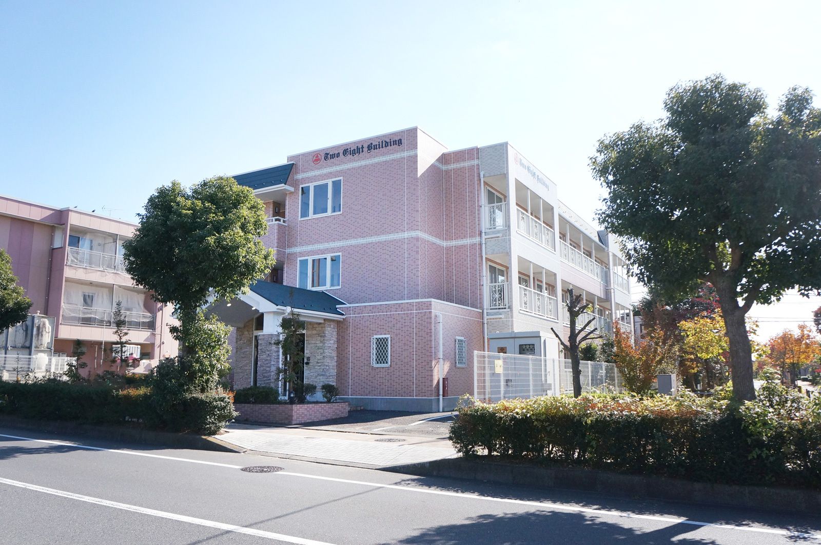 大きな一軒家のようなデザインの建物。複数の個室が備わっているのが分かる