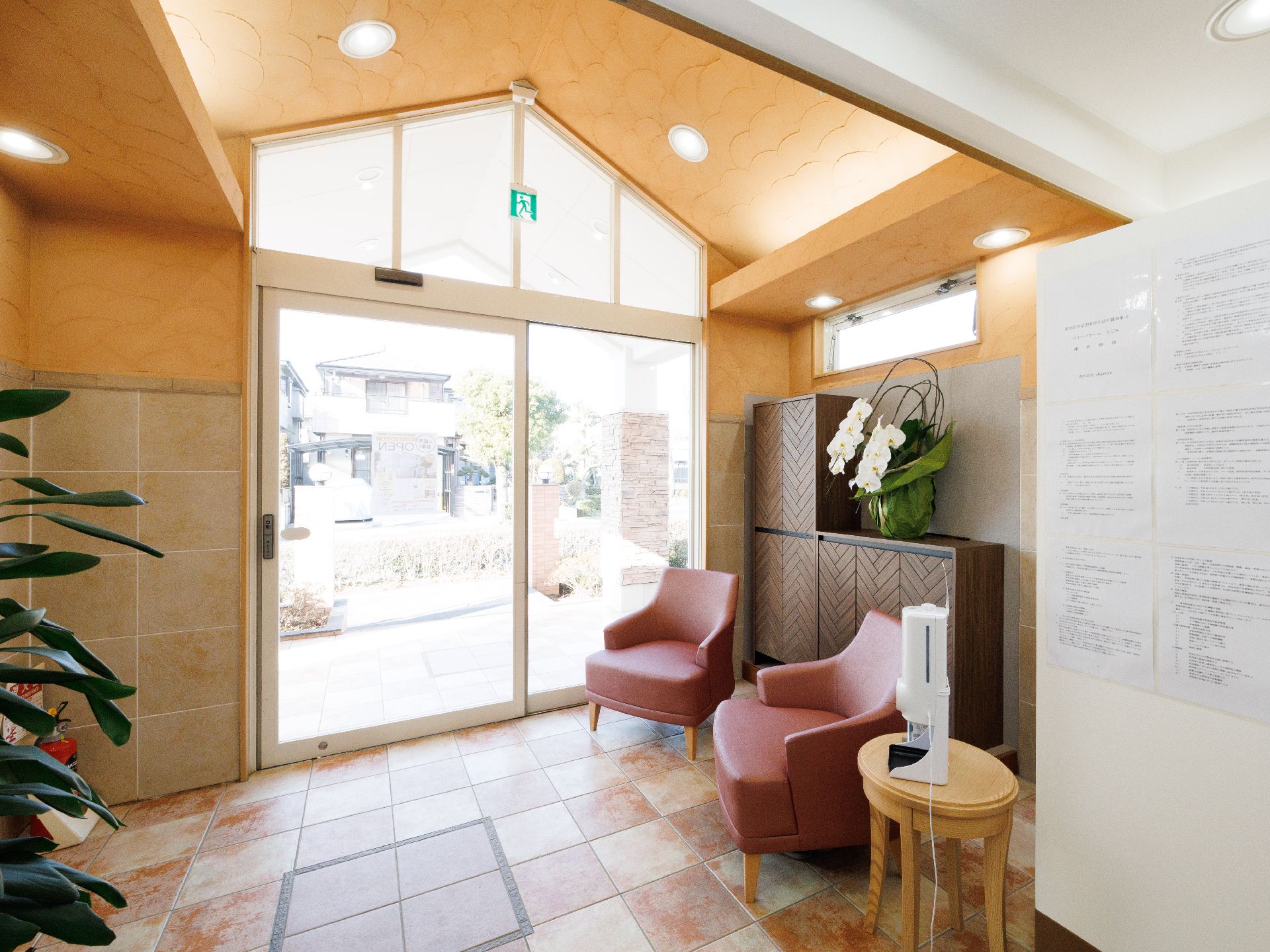 入居者用の下駄箱が設置され、段差が解消されている玄関