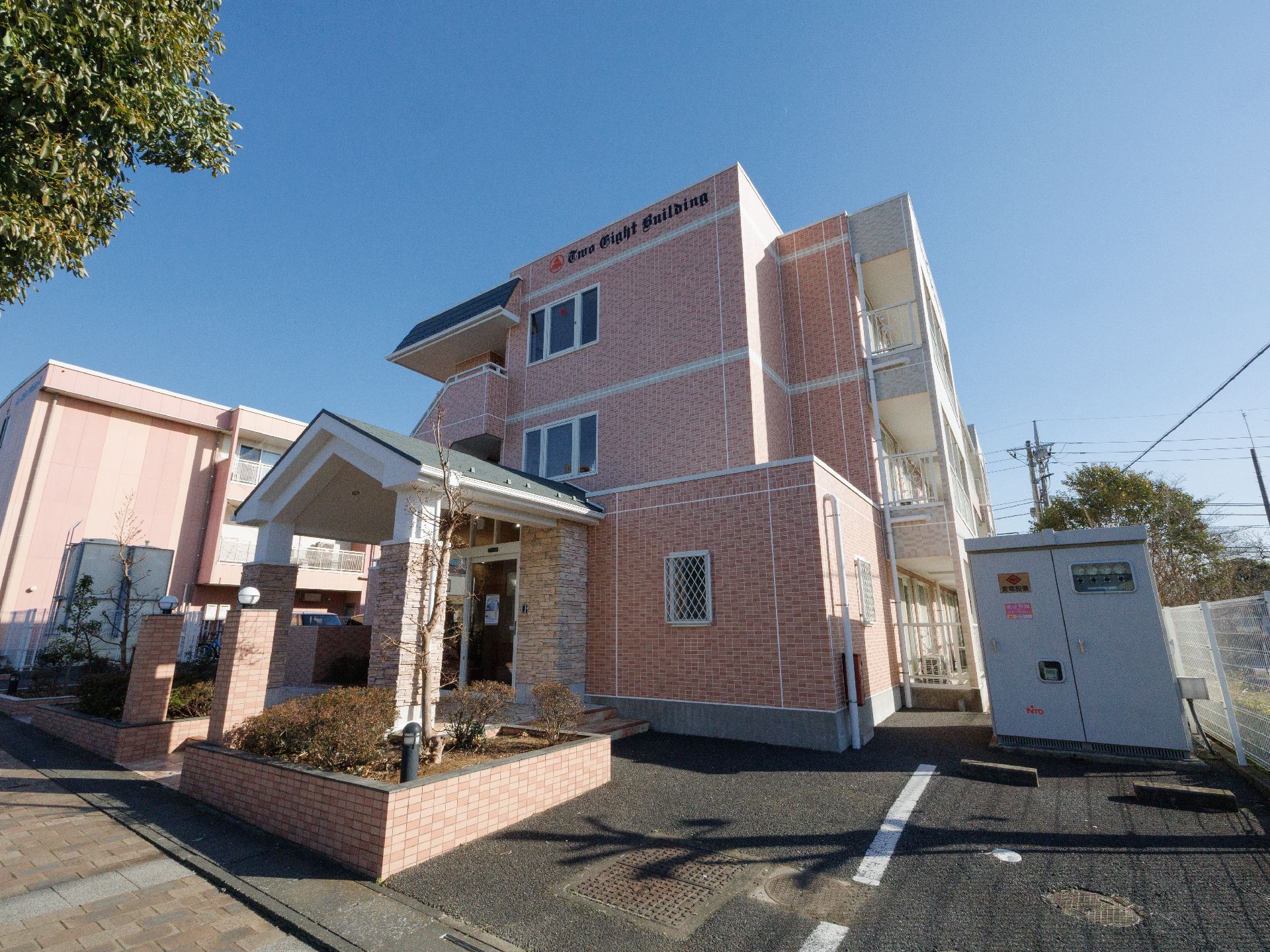 駐車場が設置してある介護施設の外観