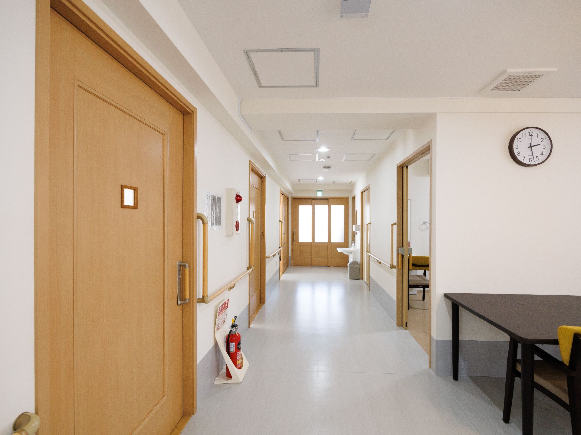 手すりが設置された、各部屋につながる廊下