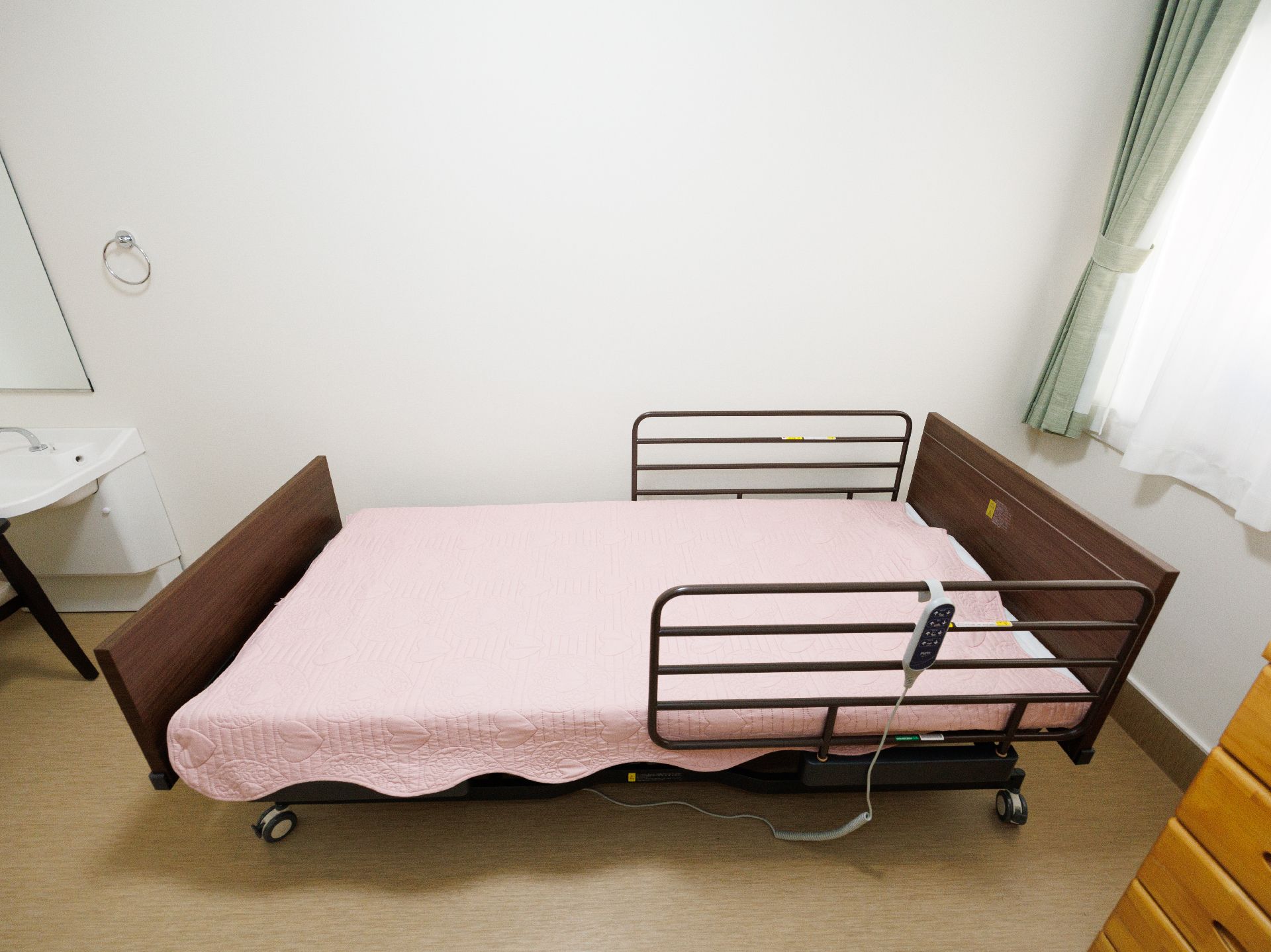 窓から日差しがでて込み、介護ベッドが置かれている居室