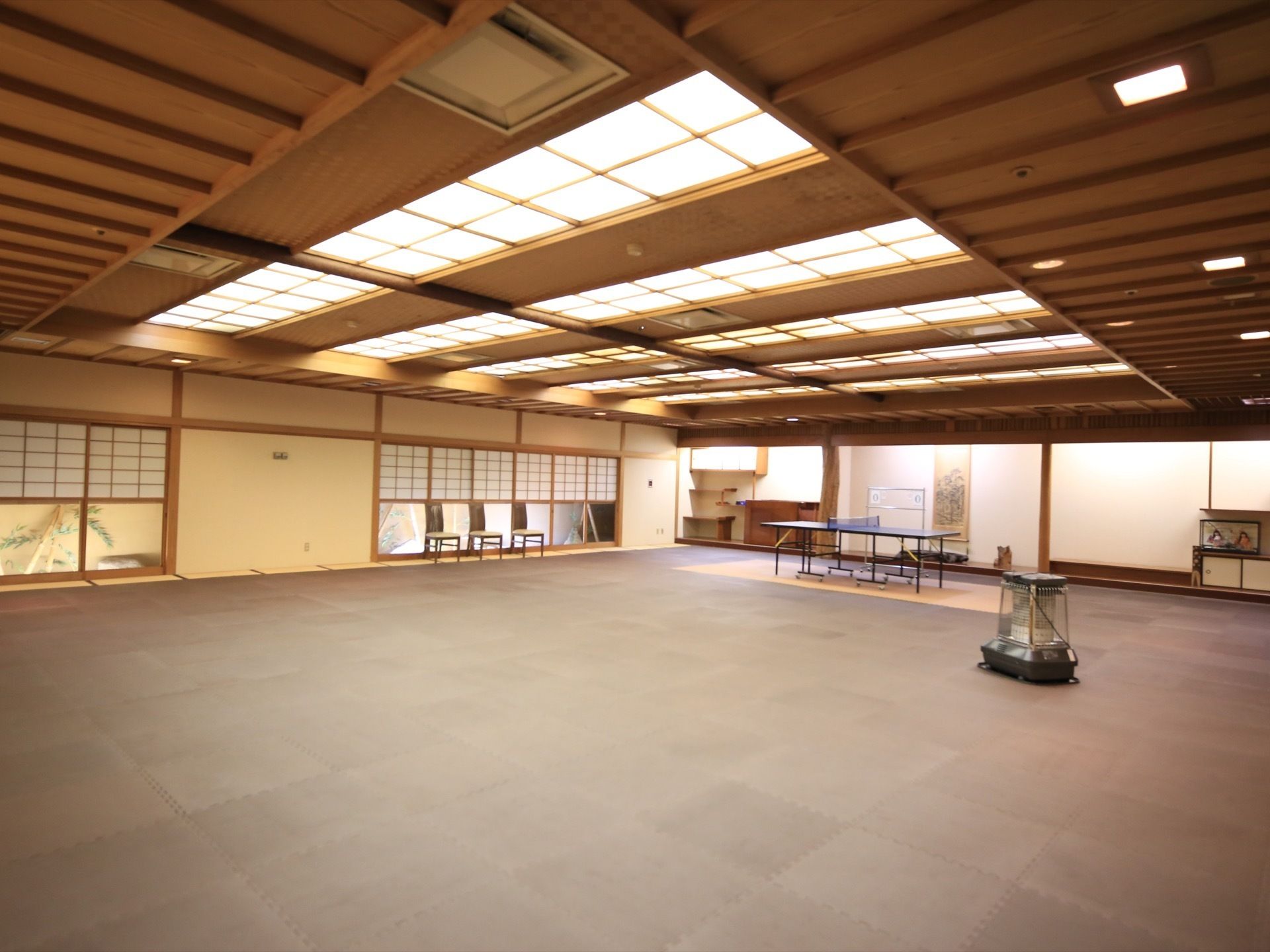 広く開放感たっぷりのホールである。天井には多くの照明が備え付けられ、空調機も完備されてある。ストーブも置かれている。