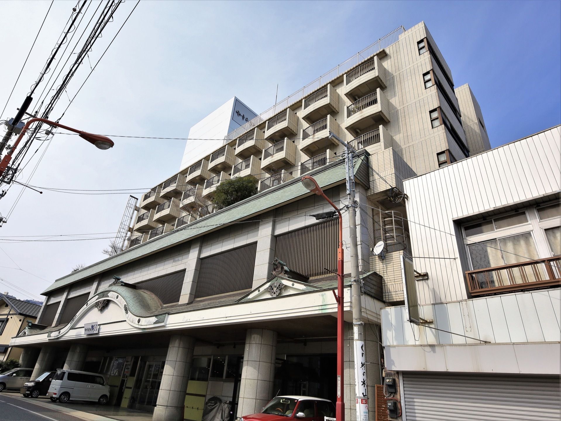 旅館のような外観が特徴的となっている。玄関のすぐそばに車を停めることができるため、出入りが便利となっている。