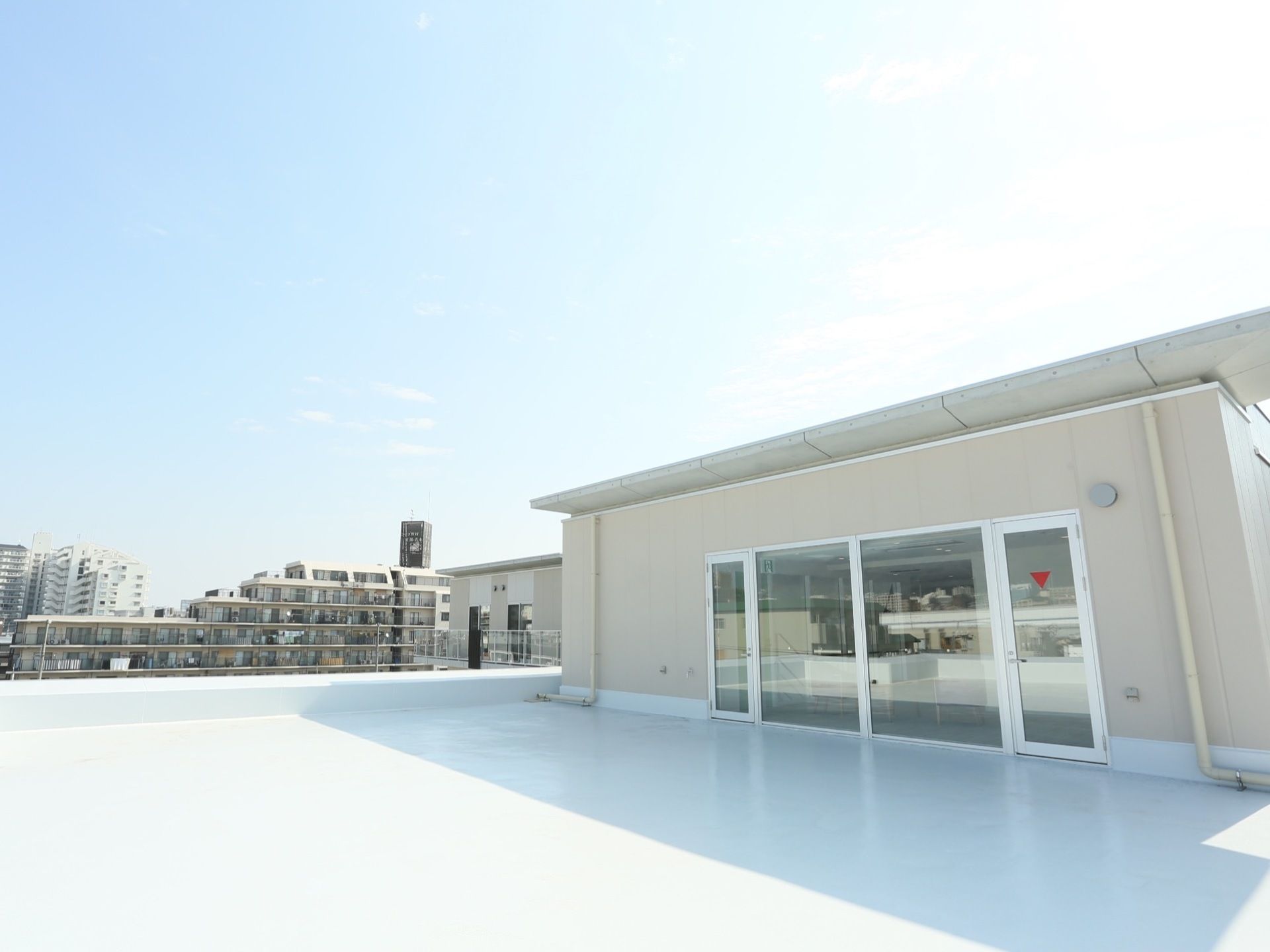 施設周辺を見渡せる屋上である。障害物がなく広々としている。青く晴れ渡った空が気持ちよい。4階の多目的室からも景色が楽しめる。