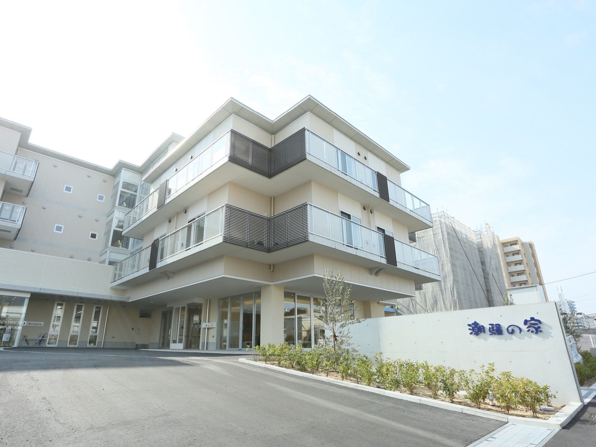 施設建物は3階及び4階建てで、デザイナーズマンションのような近代的なデザインである。敷地への入り口には植え込みが施されている。