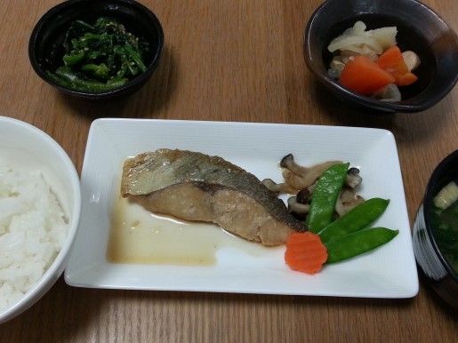 魚のおかずとごはん、みそ汁、漬物などがあるある日のメニュー例