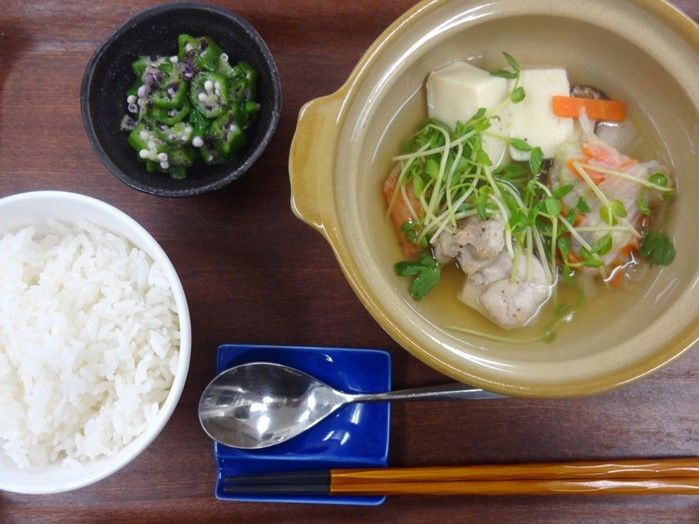 鍋とそのほかの小鉢がそろっているある日のメニュー例