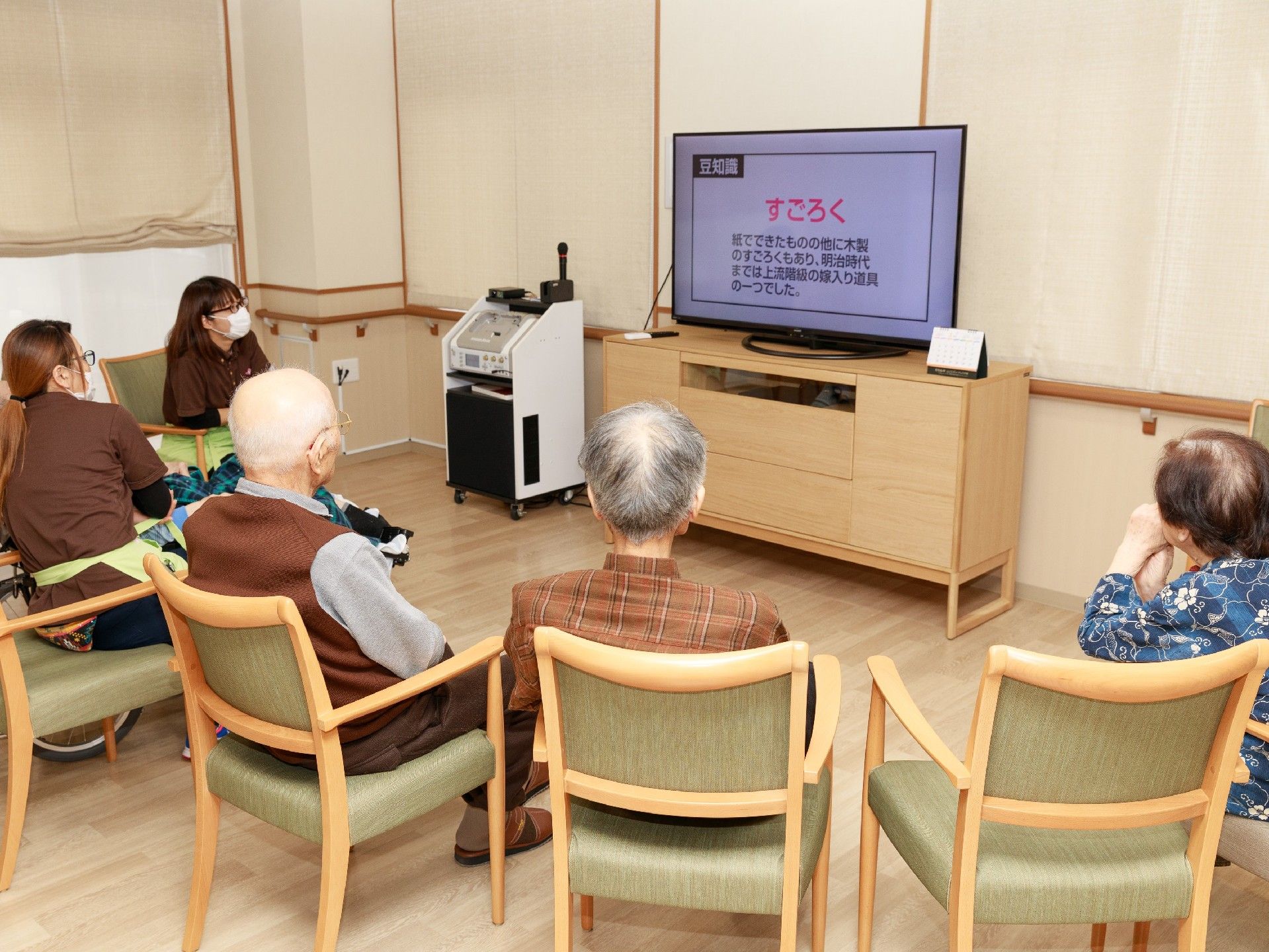 仲間と楽しく話している様子の高齢者夫婦2組。日当たりの良い場所で笑っている様子