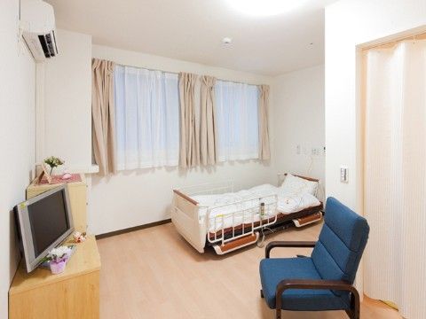 居室の天井にはシーリングライトが設置されており、入居者様はリモコンの操作で明るさを調整することが可能である。
