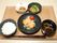 白いご飯とみそ汁、そしてメインに小鉢という和定食スタイルの食事が乗ったトレイが置かれている。