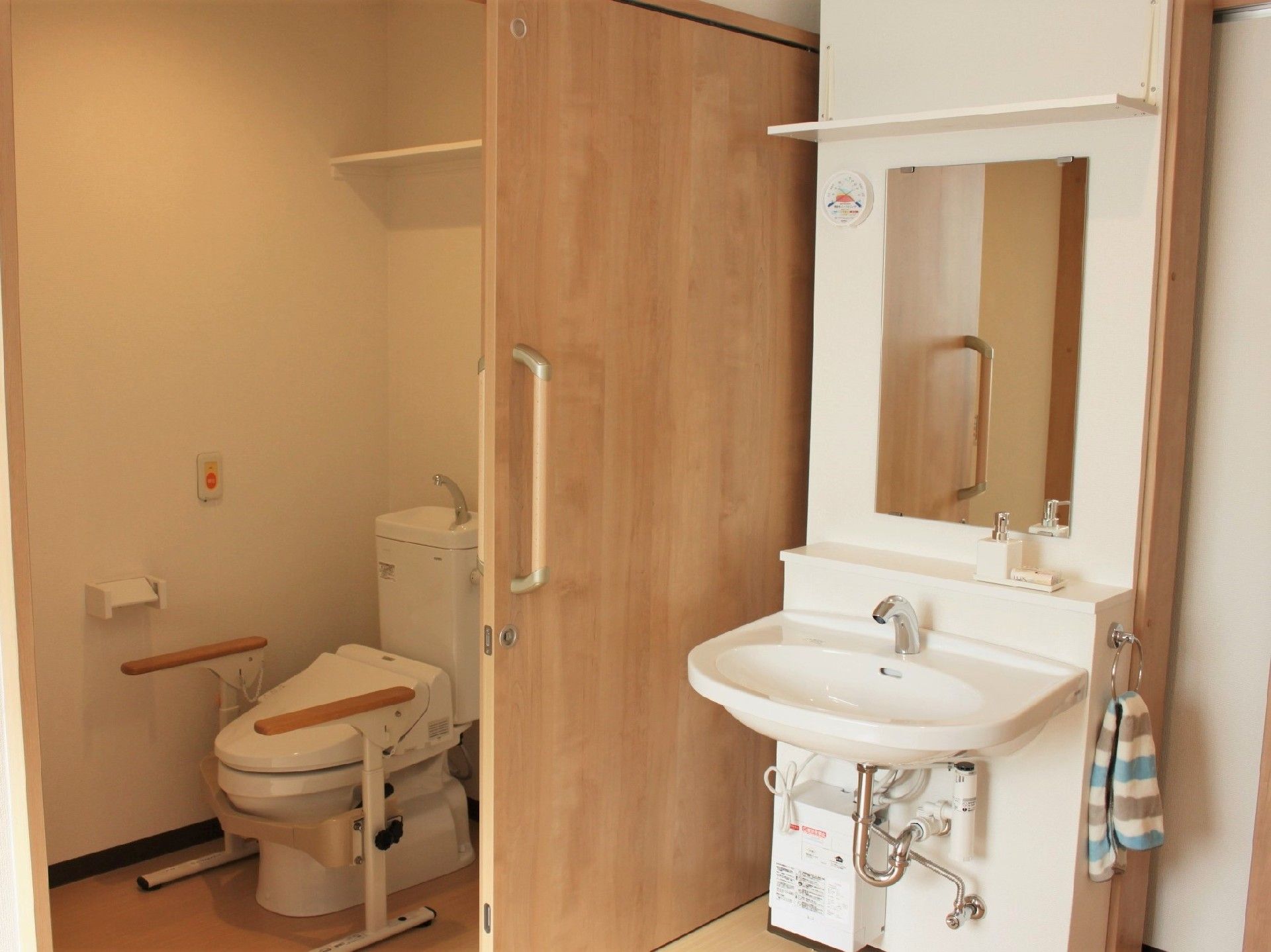 洗面所とトイレが隣同士に設置された居室。トイレのドアは引き戸。