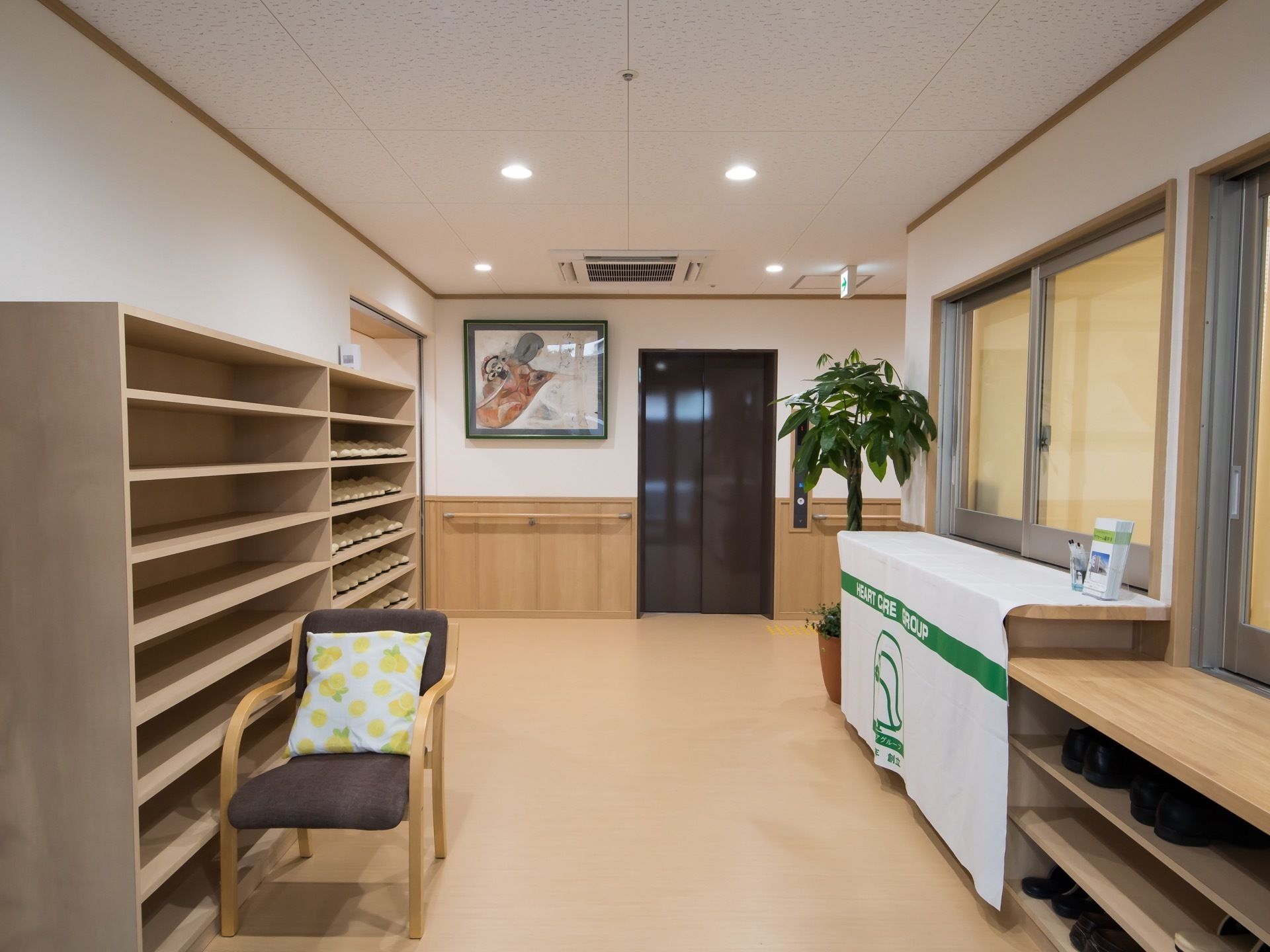 玄関内の様子。外から入って右手側に靴箱と受付窓口、左側には来訪者様用のスリッパ置き場が設置されている。
