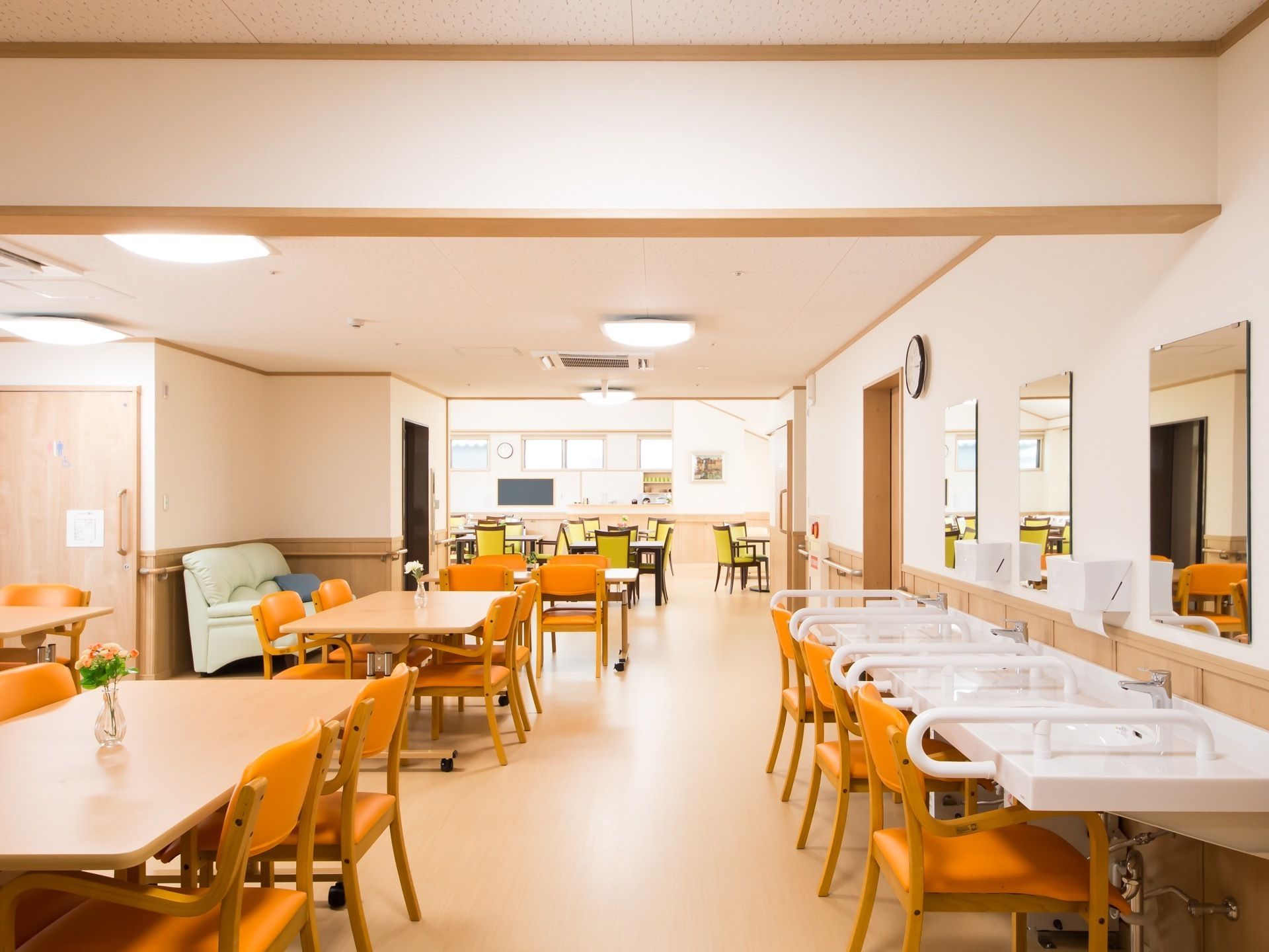 大きな食堂にはいくつもの座席が用意されている。また、室内には、複数人同時に利用可能な洗面台も設置されている。