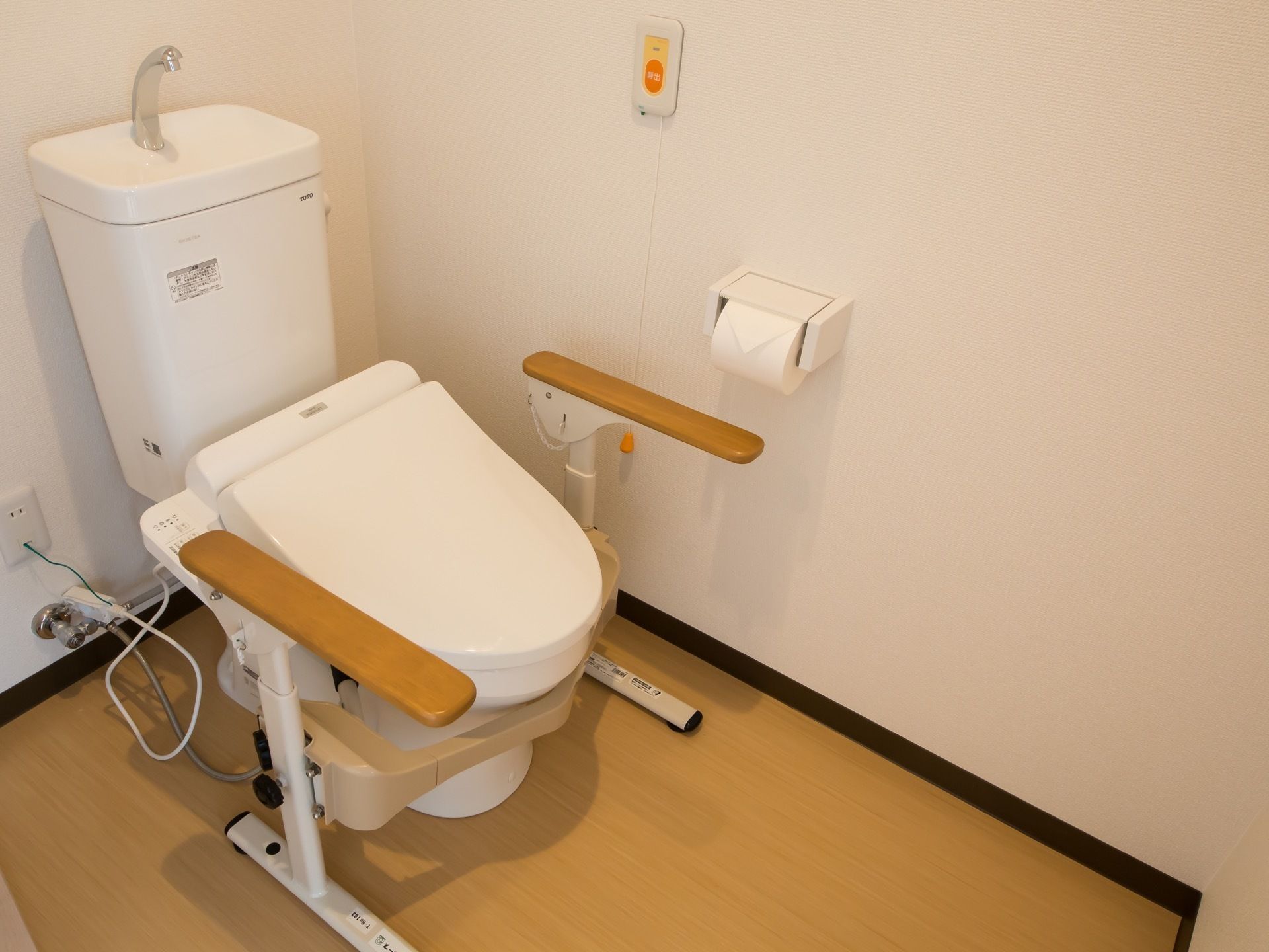 居室内には個室トイレが設けられている。便座回りには追加パーツとなるひじ掛けが取り付けてあり、立ち上がりなど動作を補助する。