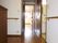 段差のない玄関を入ると右側に部屋があり、奥にも日当たりのいい部屋がある。全域に手すりが設置されている。