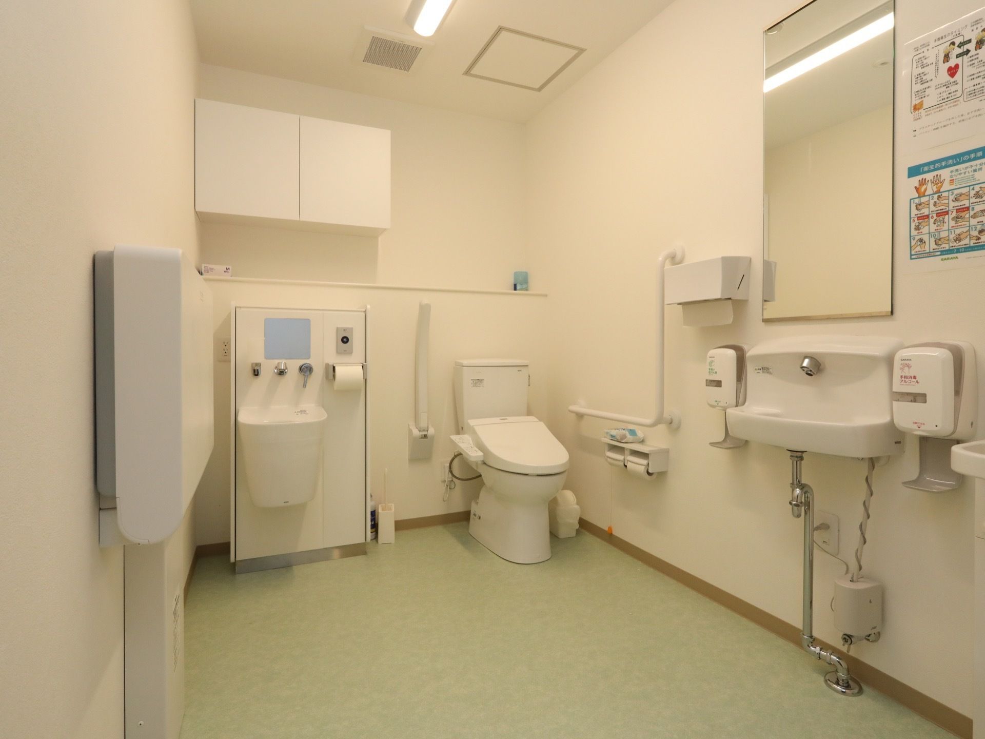 広々としたトイレは段差がなく、車椅子をご利用の方も快適に使うことができる。手洗い場が２ヵ所完備されている。
