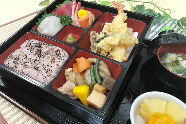 色鮮やかな食事内容