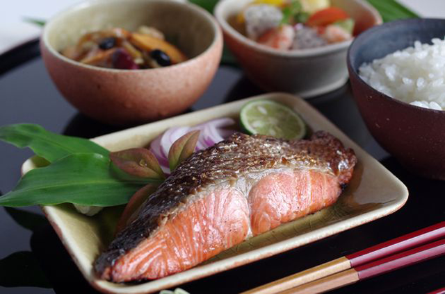 新鮮な魚料理の和食膳