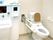 両側に手すりが付いたトイレの様子。車いすのまま入れる広さのトイレスペース