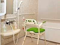 シャワーチェアや手すりが付いているタイプの高齢者用浴室の様子