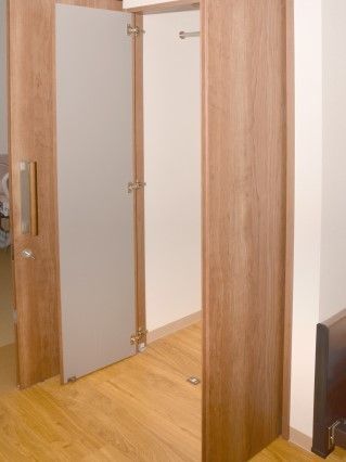 部屋の中に取り付けてある収納スペースの扉を開けたところ。施設内の収納部分