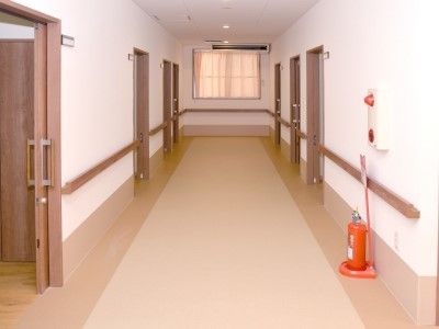 手すりが取り付けられている廊下の様子。両側に個室の入り口が写っている