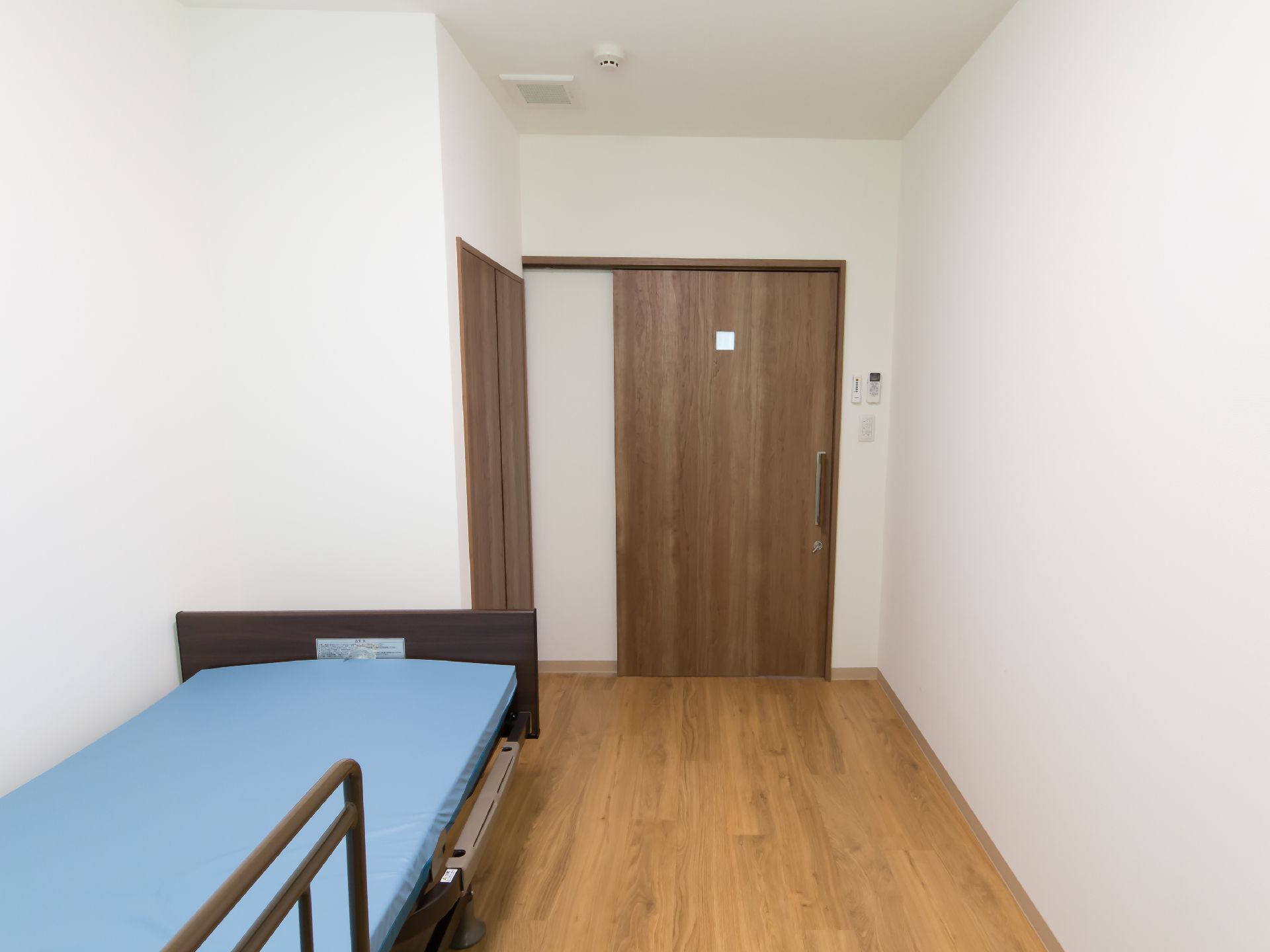 居室の入り口は大きな引き戸になっている。大きな取っ手がついているので、身体の不自由な入居者様でも快適に入退室することができる。