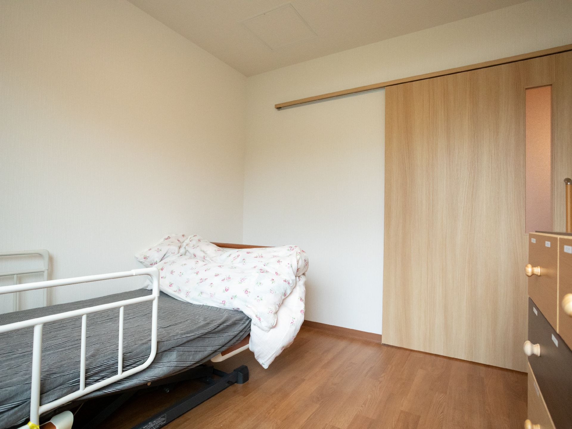 ベッドが置かれたスライド式の扉の部屋