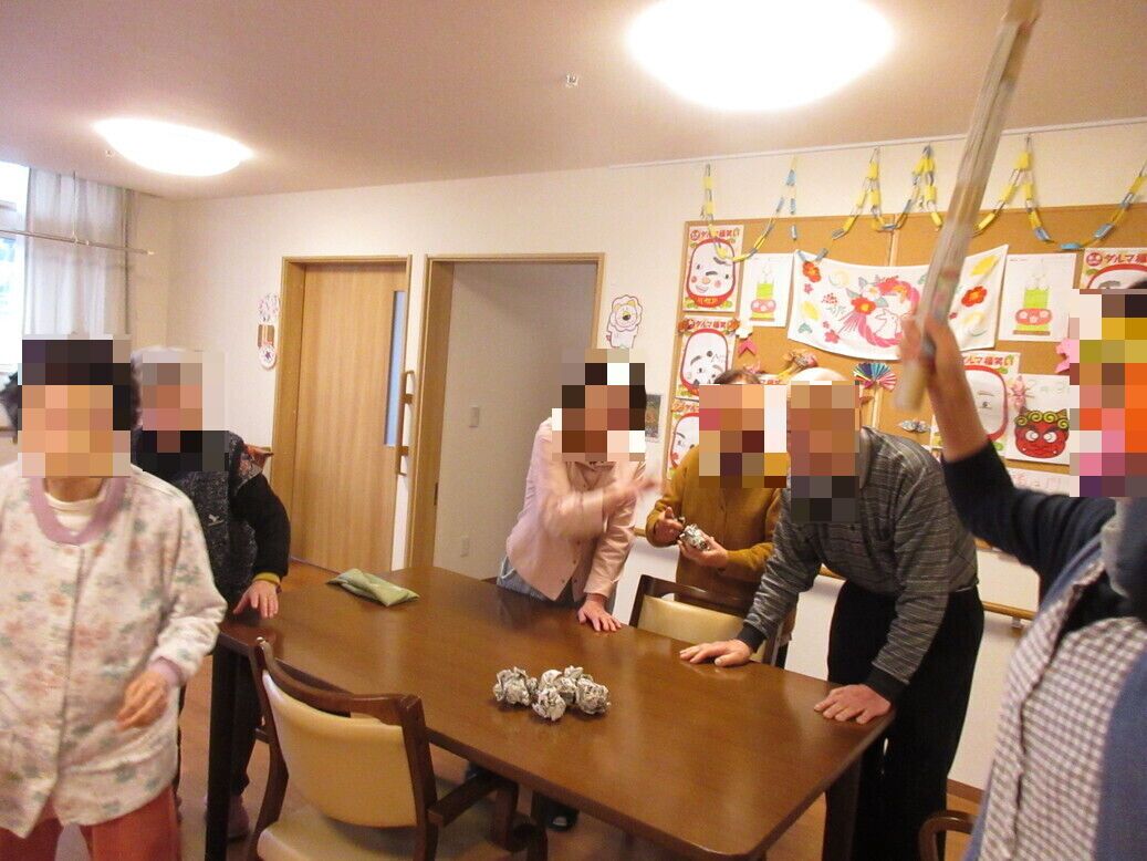 明るい多目的室でのレクリエーション