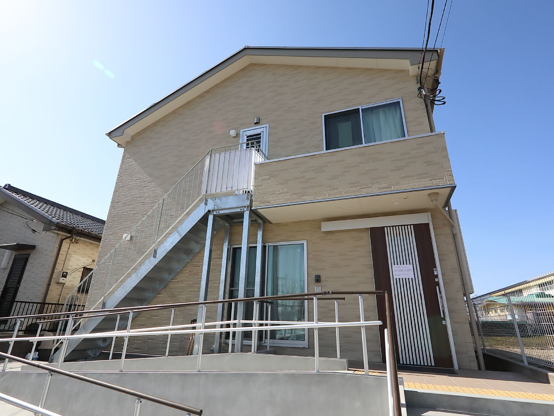 正面から見ると一般住宅を思わせる２階建ての施設である。玄関前には折れ曲がりのあるスロープがあり、２段の手すりが設置されている。