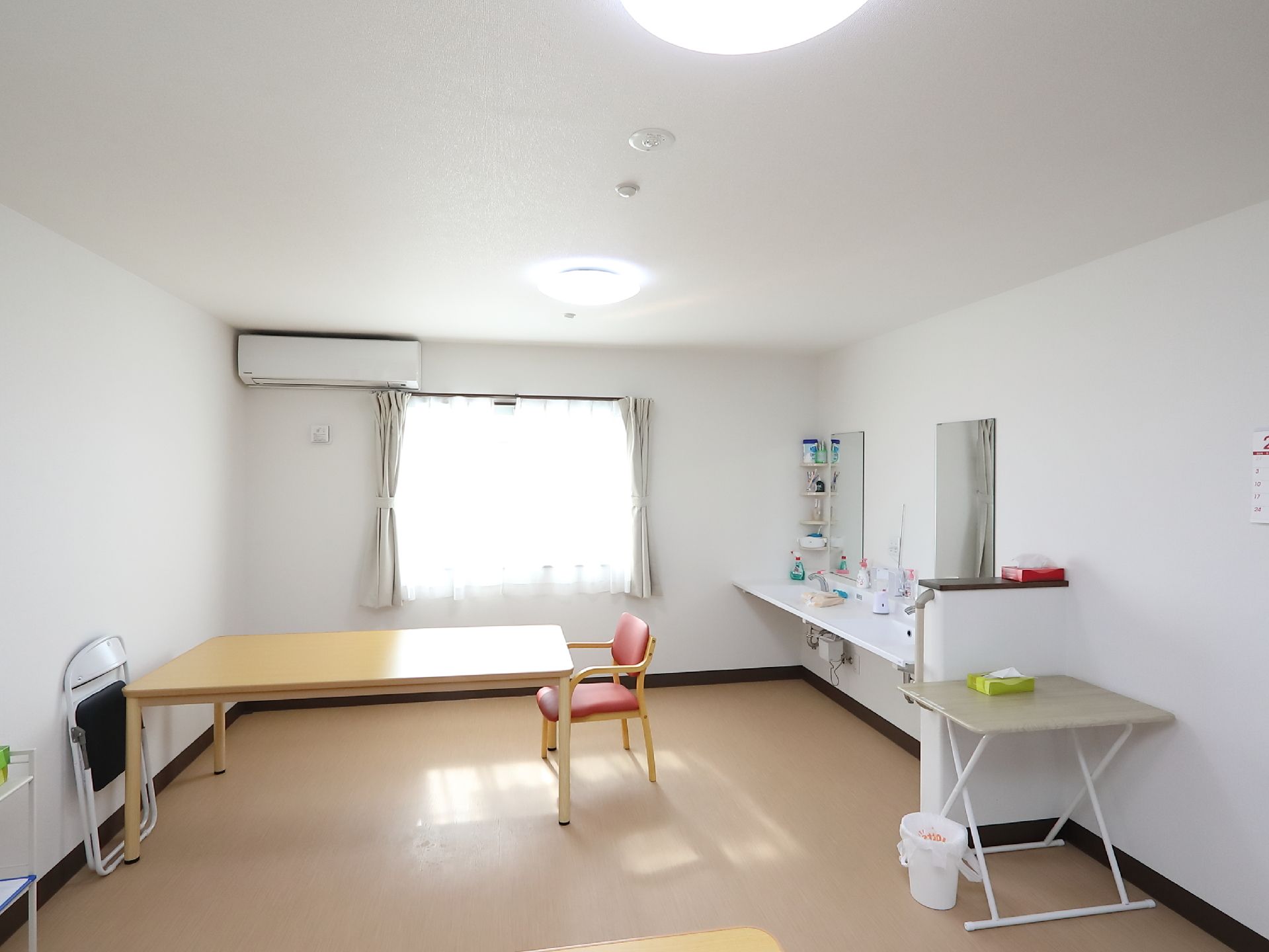 休憩コーナーがある。壁際に腰高の位置に白い台が設置され、その前には大きな鏡が２つついている。いろいろなボトルが置かれている。
