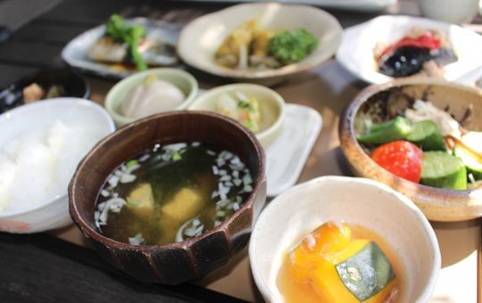 かぼちゃの煮物やサラダ、ごはんと味噌汁のセット