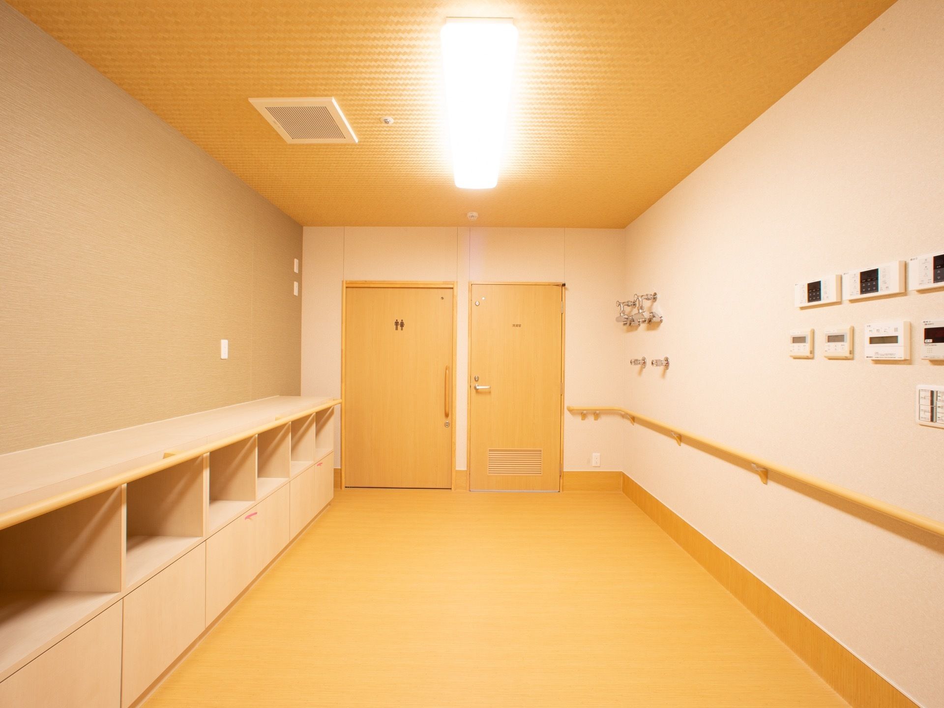 脱衣室の右側には、木製で手触りの良い手すりを設置している。入居者様はそれを伝いながら安全に移動することができる。