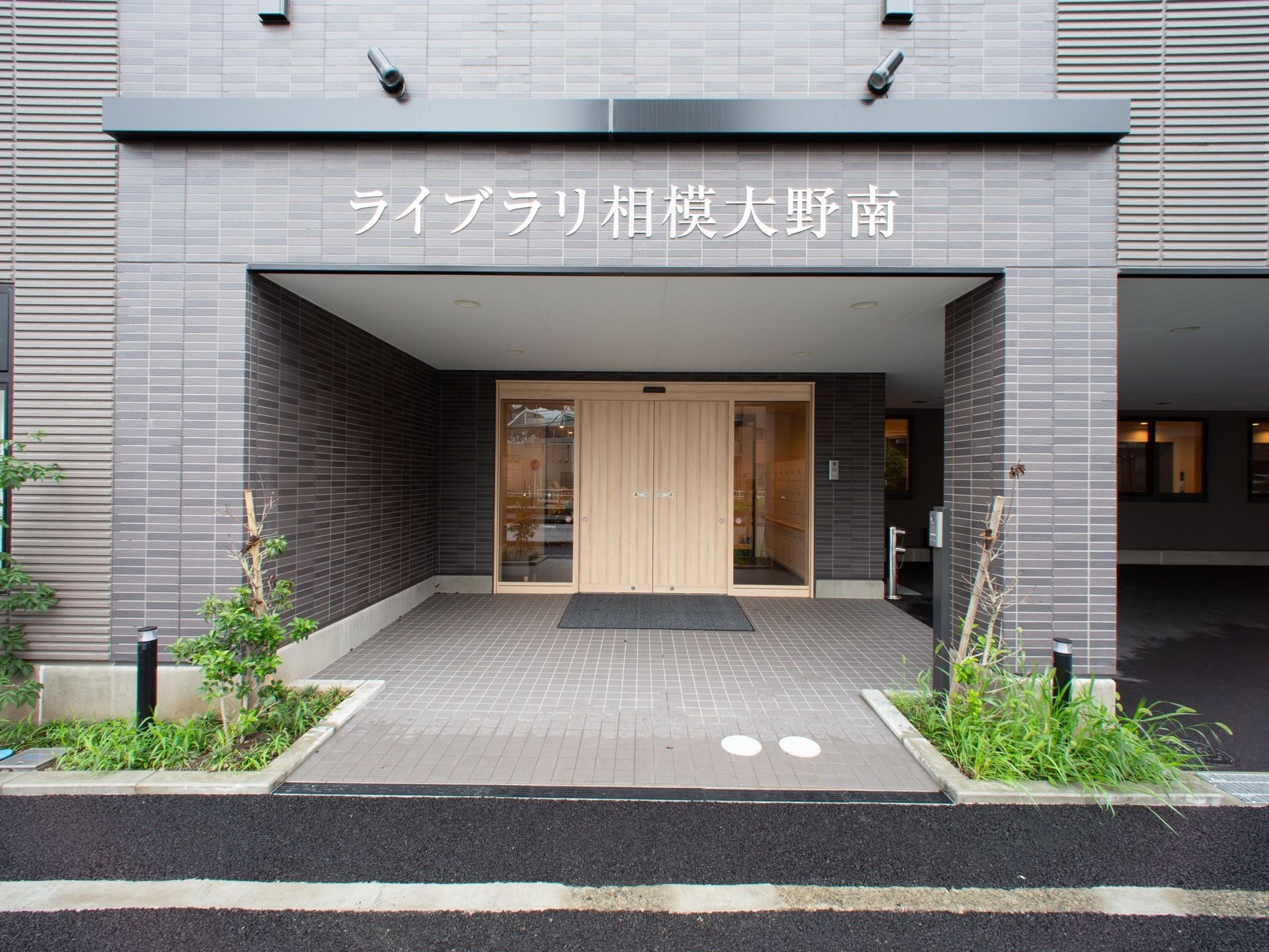 特徴的な木目調の出入口は道路側から容易に確認できる。来訪者様は速やかに施設内へアクセスすることが可能である。