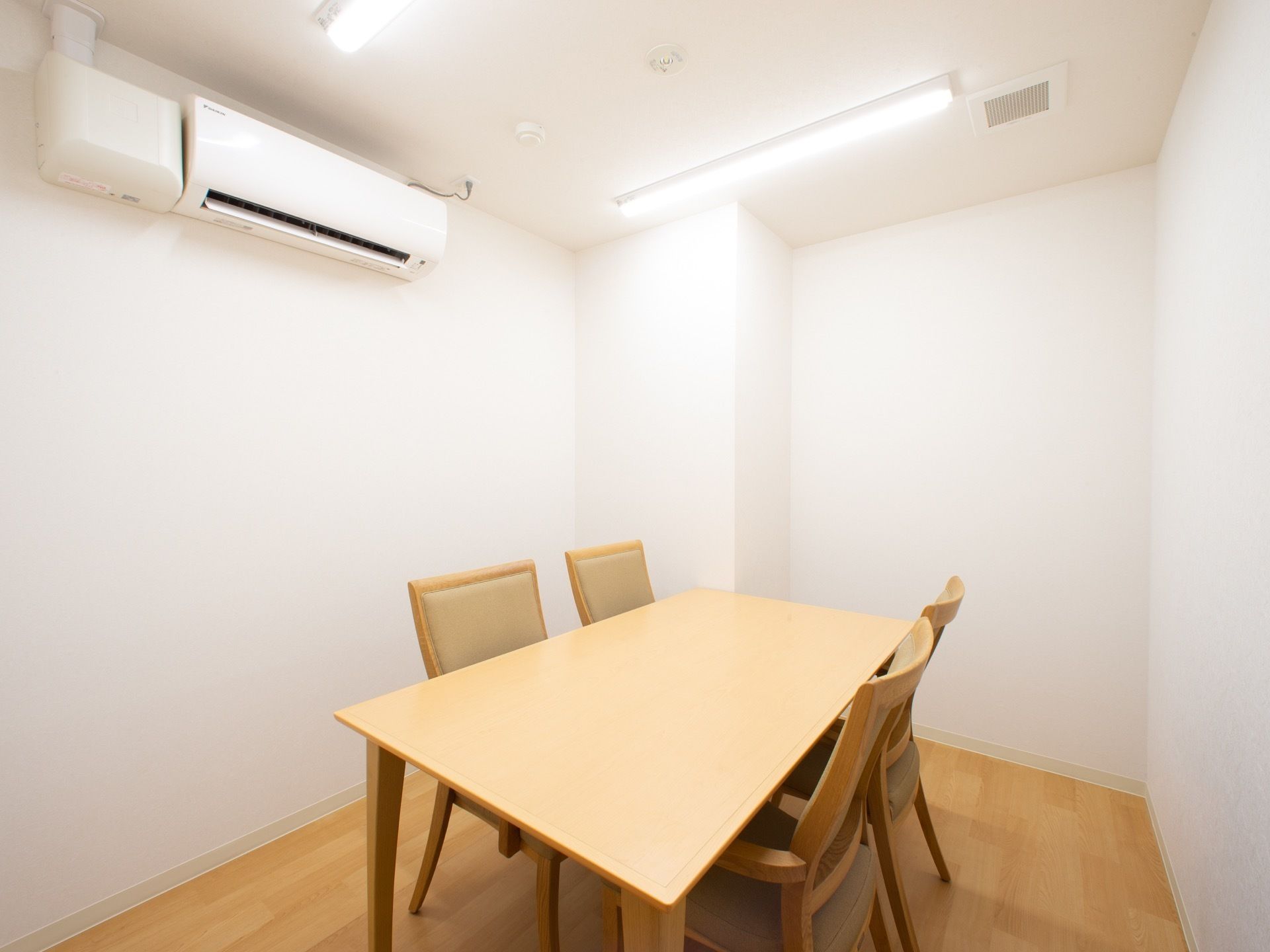 談話室は完全個室で、エアコンを完備している。入居者様はいつでも快適な環境で、来訪者様との談笑などをすることができる。