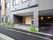 施設の出入口は幅に余裕を持たせた引分け戸がある。木目調の色合いで明るい雰囲気の中をゆったり通過することができる。