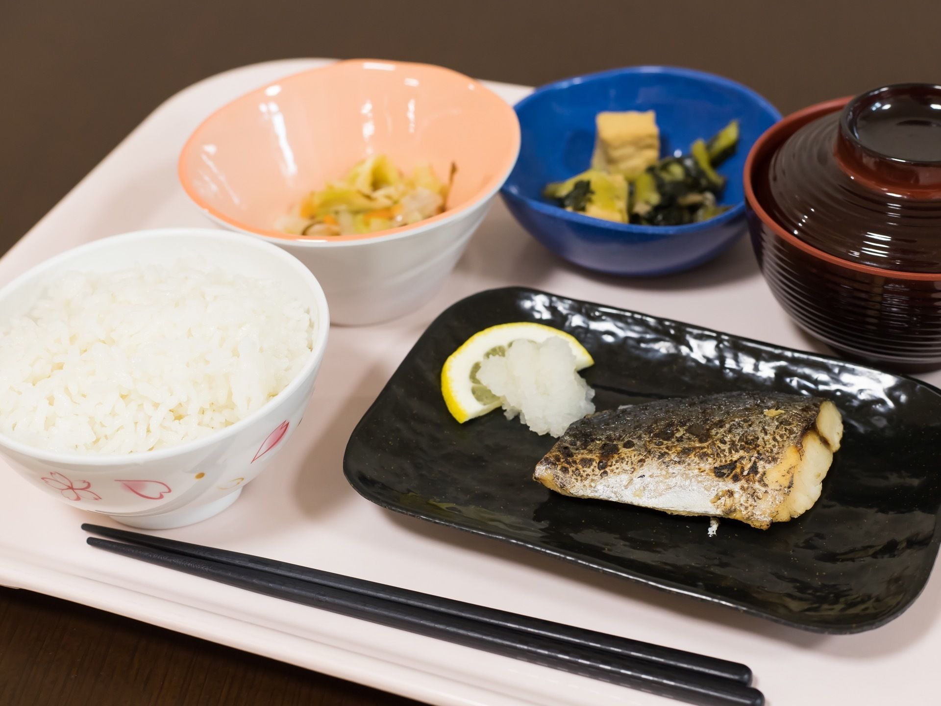 焼き魚に副菜がついた和風の献立である。栄養面に配慮した食事内容で、入居者様の健康をサポートしている。