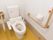 温水洗浄便座の付いたトイレがある。便座の横や壁には手すりが設置されているほか、緊急通報装置も付いている。