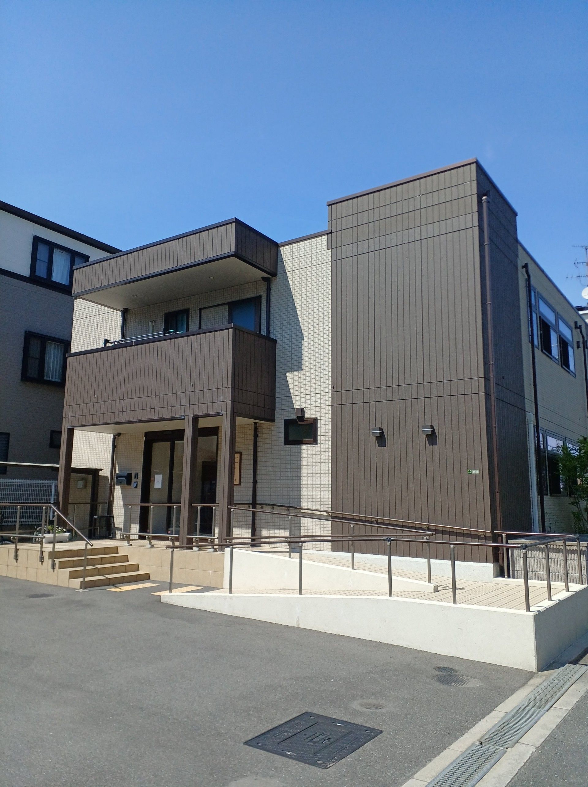 明るく清潔な建物の入口