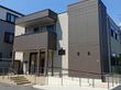 明るく清潔な建物の入口