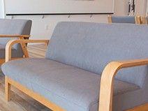木製のソファが並ぶ部屋