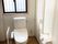 トイレには両サイドに手すりが付き、呼び出しボタンもついている。フローリングで掃除も楽。