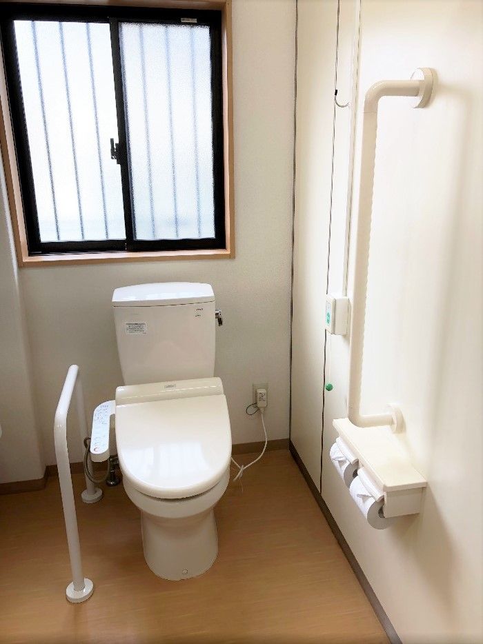 トイレには大きな窓があり明るい。両サイドに手すりが付き、呼び出しボタンもある。