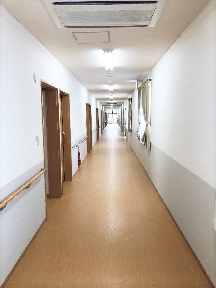廊下には全域手すりが設置され、まっすぐな廊下にはもの一つ置かれていない。